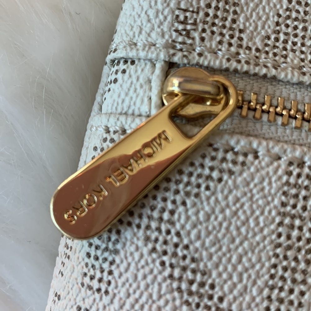 MICHEAL KORS FASHION WRISTLET - Picture 9 of 16
